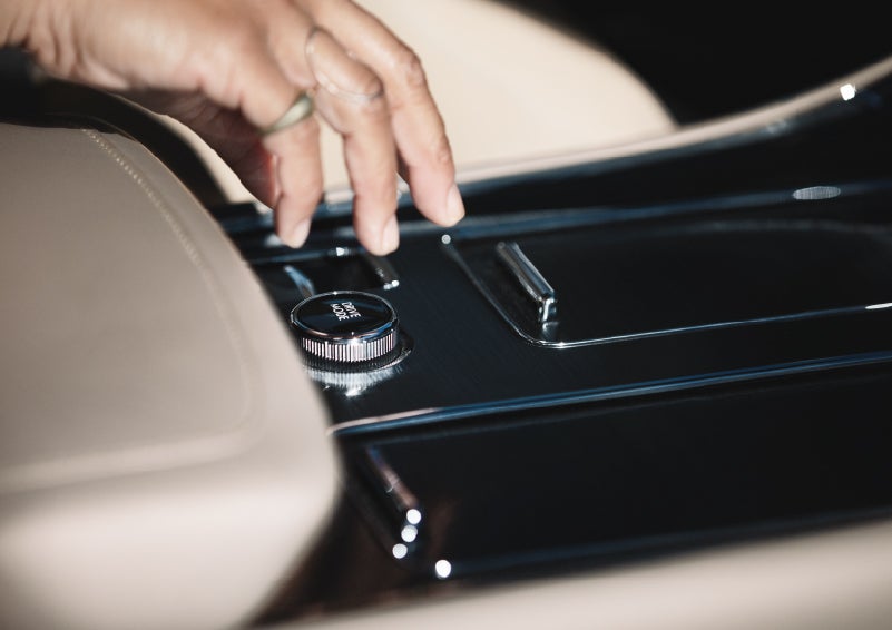 A hand reaching for the Lincoln Drive Modes knob of a 2024 Lincoln Aviator® SUV | Thornhill Lincoln in Chapmanville WV